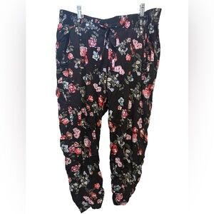 Torrid floral pattern rayon cropped drawstring pull-on pants. Size 1. EUC!!